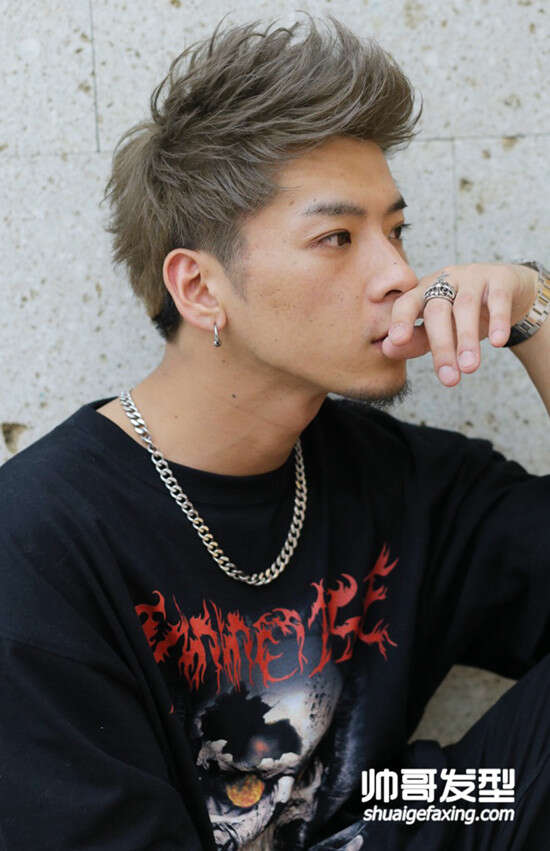 男生短头发刘海上扬的发型 清爽帅气的男生发型
