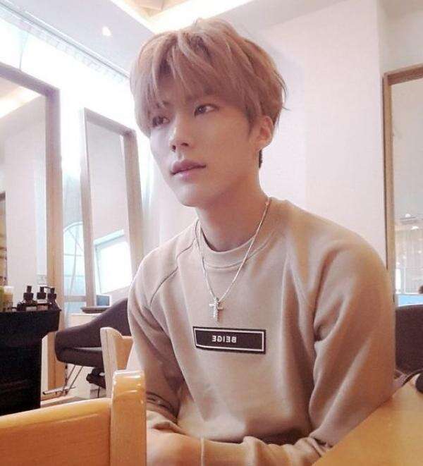男生短发染什么颜色 男生桃红色染发图片