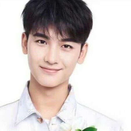 男生清爽利落的短发造型 显年轻的发型图片