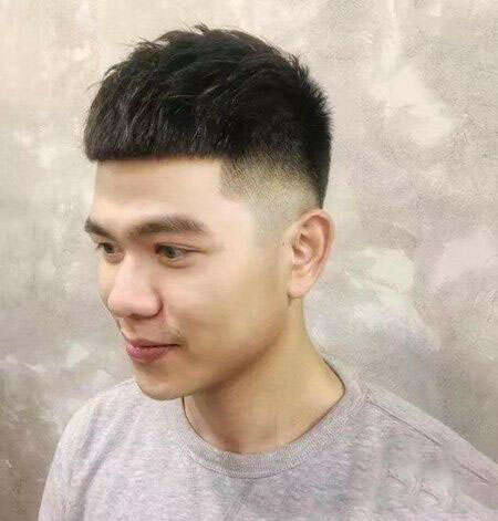 男生清爽利落的短发造型 显年轻的发型图片