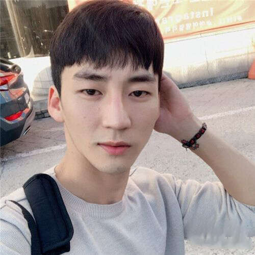 2019男生有哪些流行发型 男生齐眉平刘海依旧火爆