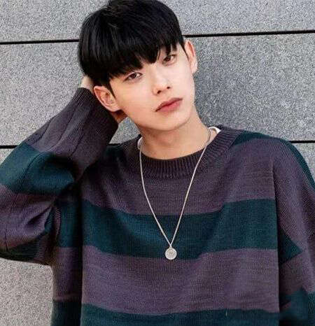 男生头发硬又厚剪什么刘海