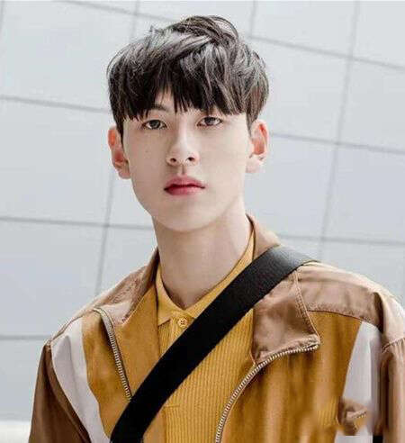 男生头发硬又厚剪什么刘海