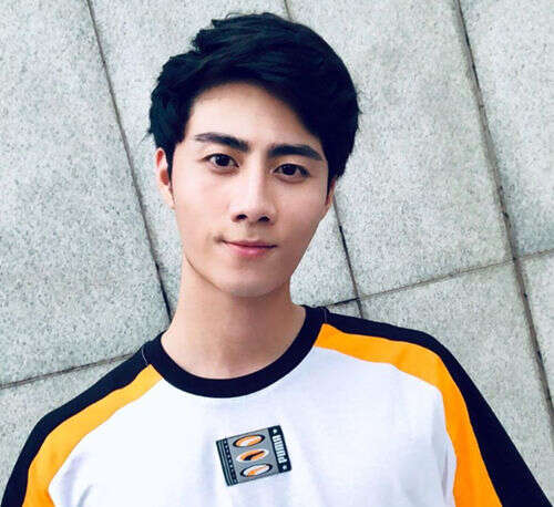 最新的几款男生露额头发型