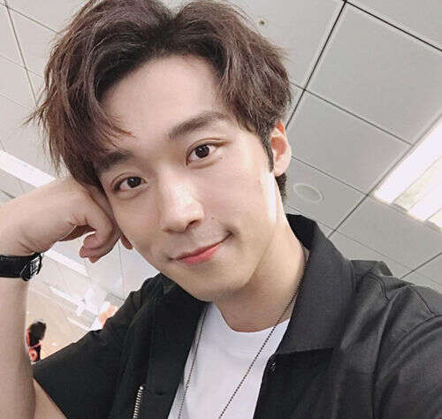 最新的几款男生露额头发型