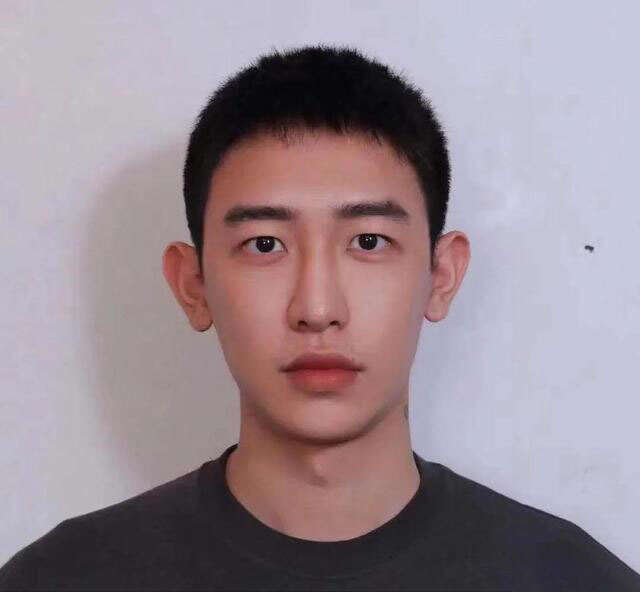 2021男生黑色短发 两边剪短也好看