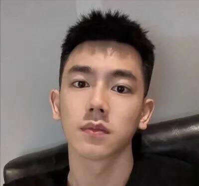 2021男生黑色短发 两边剪短也好看