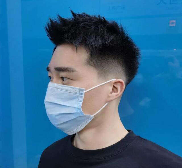 2021男生黑色短发 两边剪短也好看