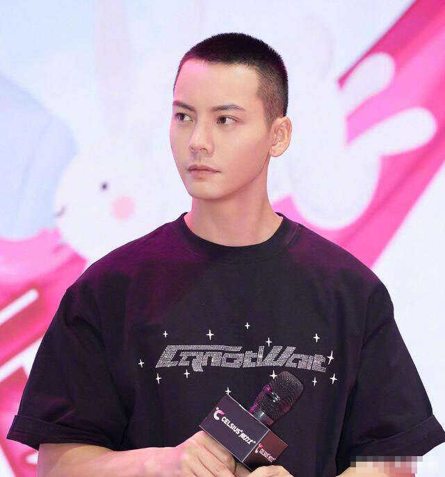 2021最新男生超短发图片 简约帅气的男生发型