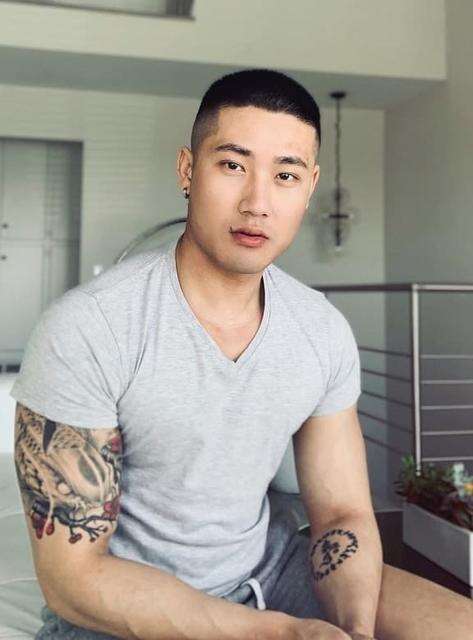 五款男士两侧短中间长的发型