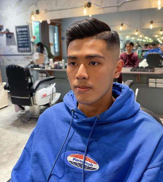 五款男士两侧短中间长的发型