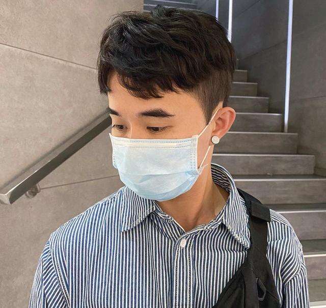 五款男士两侧短中间长的发型