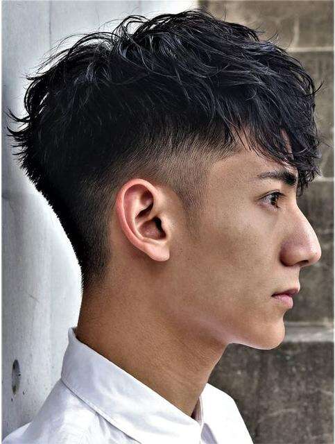 五款男士两侧短中间长的发型