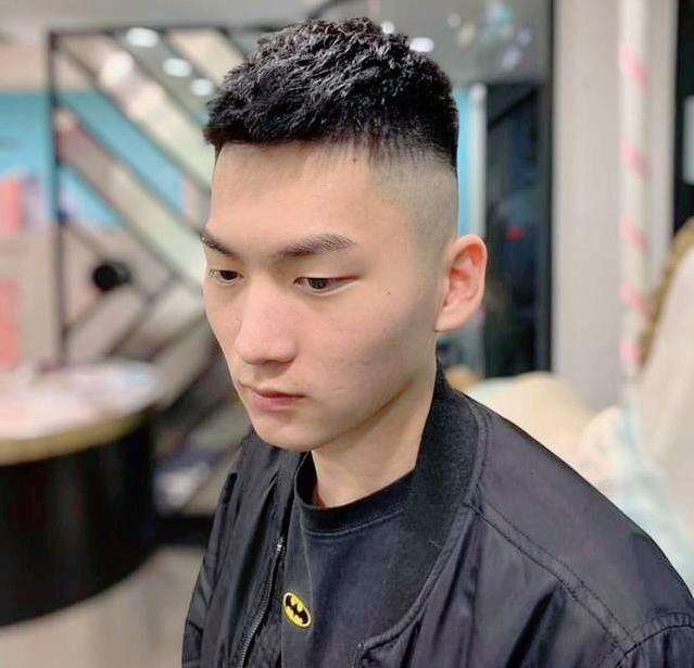 五款男士两侧短中间长的发型