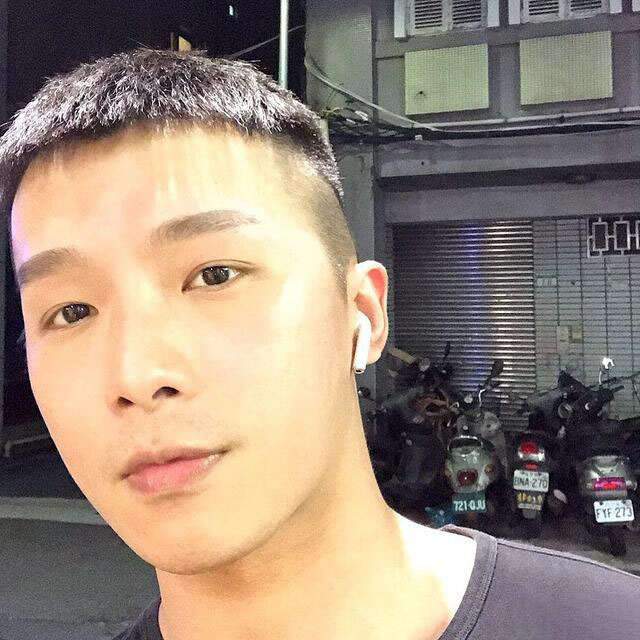 30岁左右男人减什么发型好看显年轻