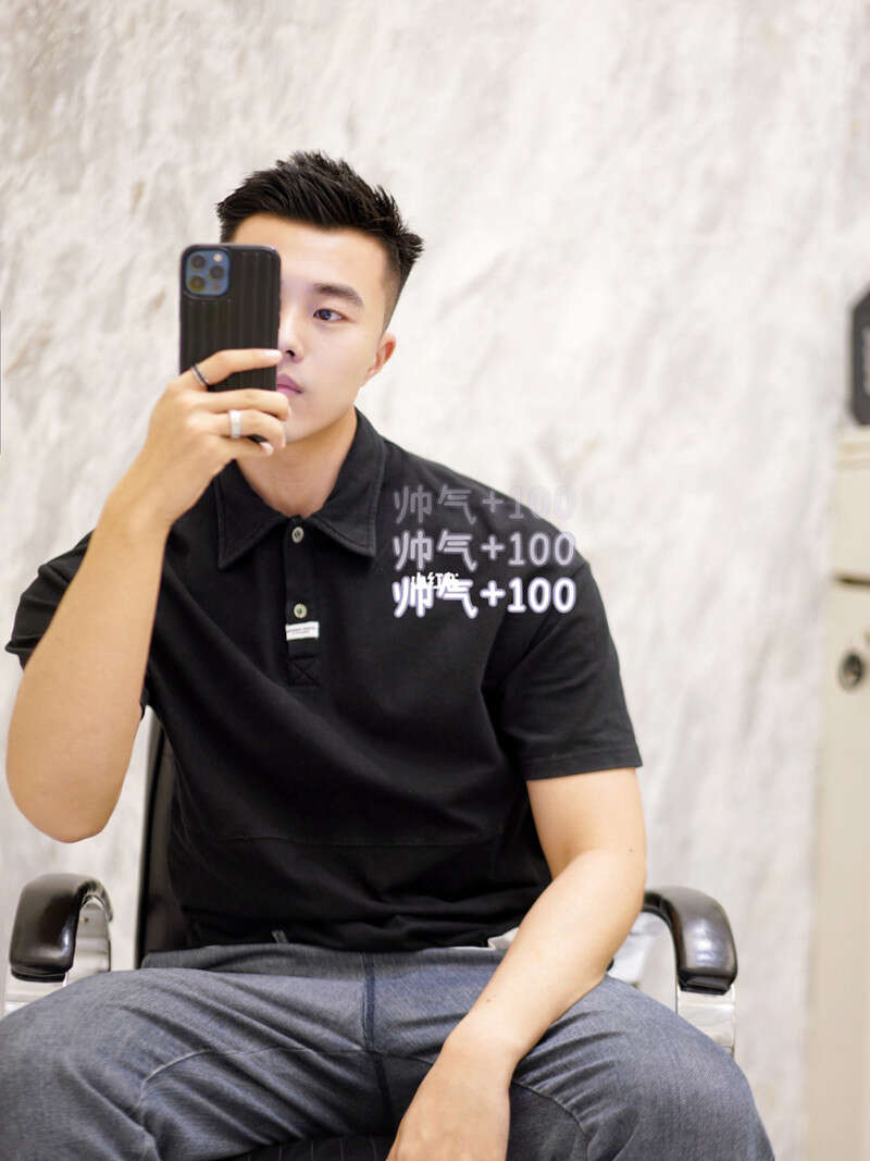 修饰脸型的小飞檐短发 露额头两侧铲青
