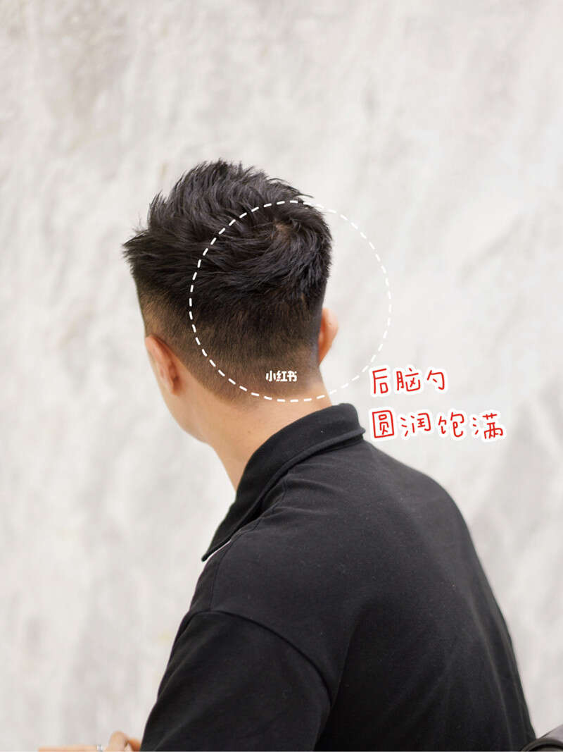 修饰脸型的小飞檐短发 露额头两侧铲青