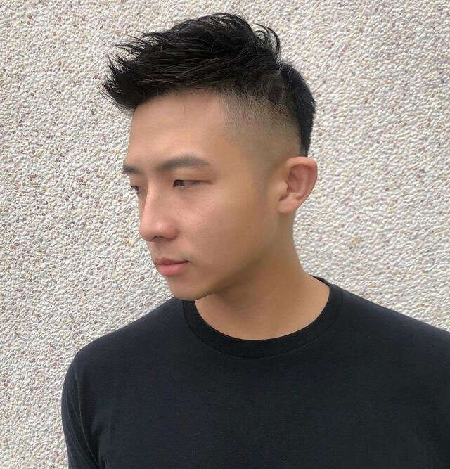 男生“两边剃光”发型很帅气