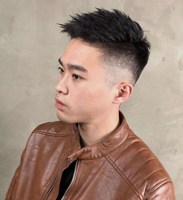 男生“两边剃光”发型很帅气