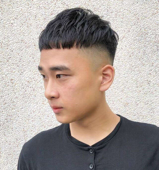 男生“两边剃光”发型很帅气