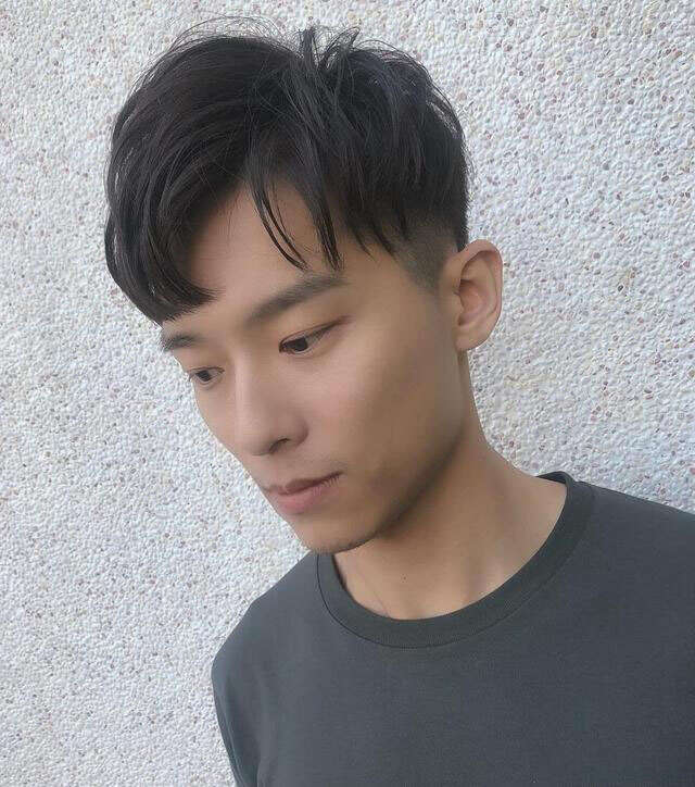男生“两边剃光”发型很帅气