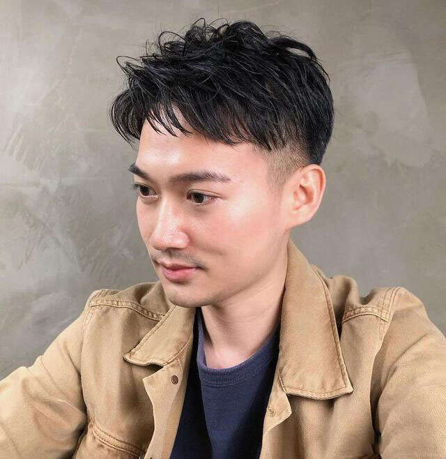 男生“两边剃光”发型很帅气