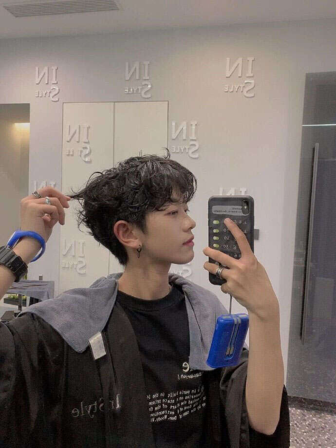 小鲜肉示范方便打理的纹理烫发型