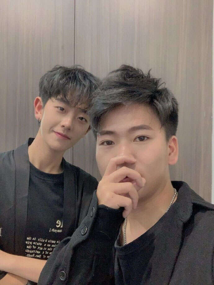 小鲜肉示范方便打理的纹理烫发型