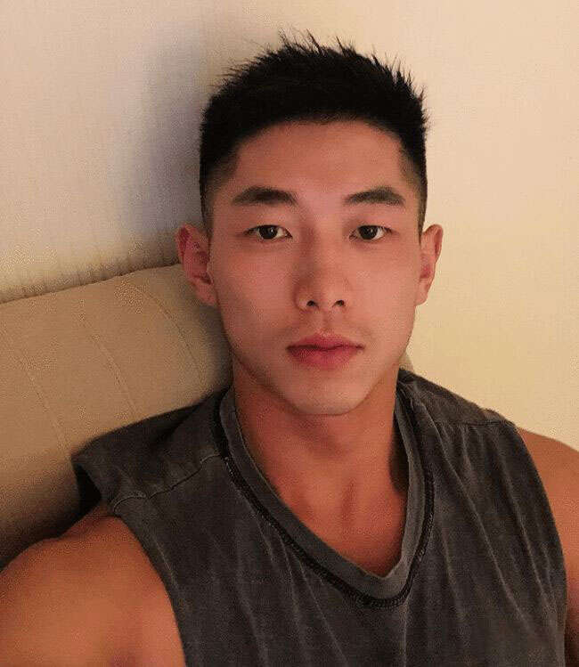 头发粗硬且直的男生适合的三款发型