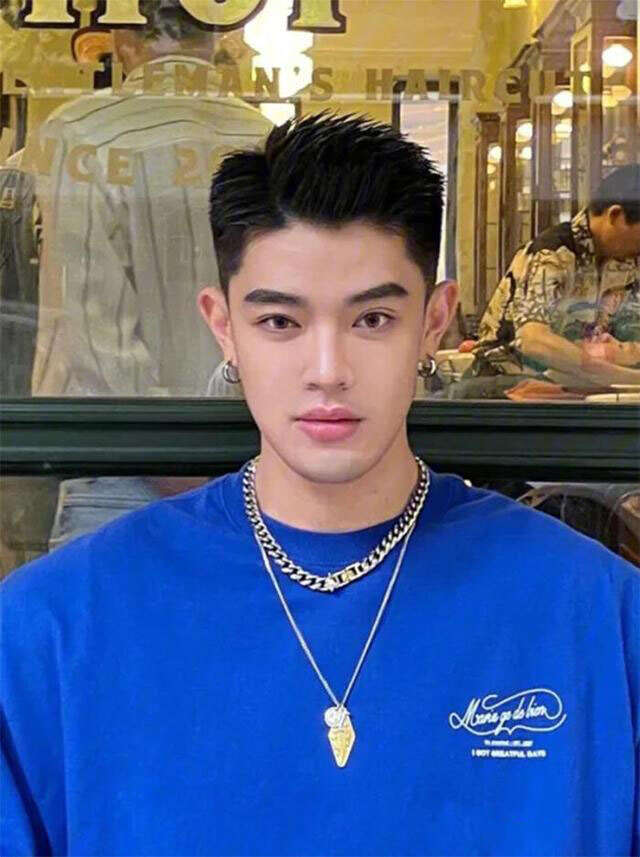 00后小哥哥夏天喜欢怎么剪头发