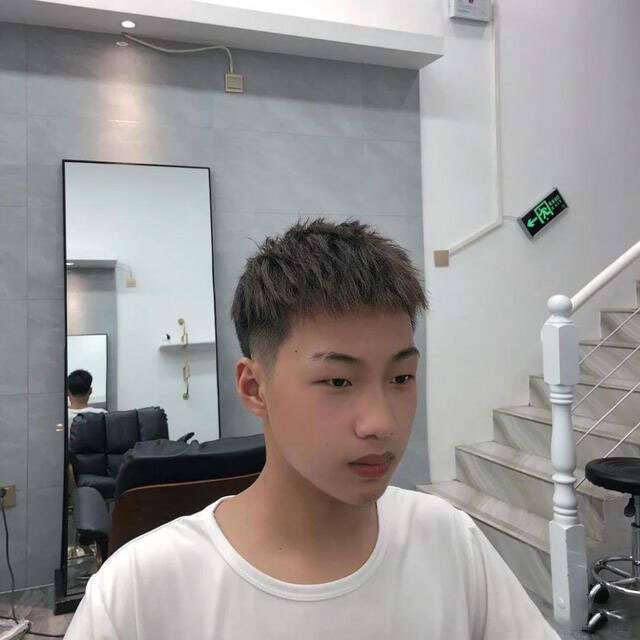 两边剪短的铲青发型 剪好了一样帅气