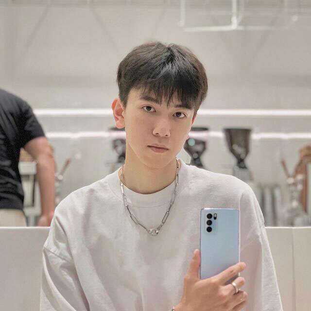 夏天剪这三款发型 颜值提升蹭蹭蹭的