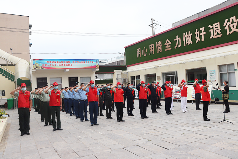脱下“橄榄绿”再穿“志愿红”