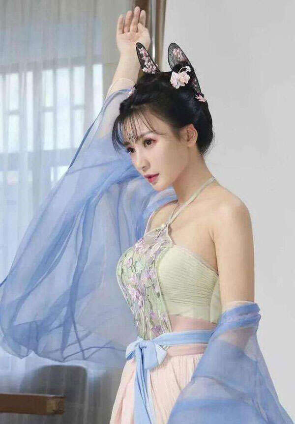 柳岩真是大号水蜜桃,性感凸凹身材想藏也藏不住