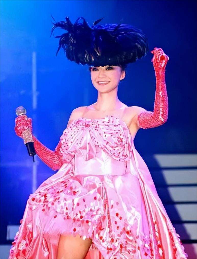 陈慧娴与梅艳芳争霸失败,含泪退出歌坛,背后真相远比你想的恶劣