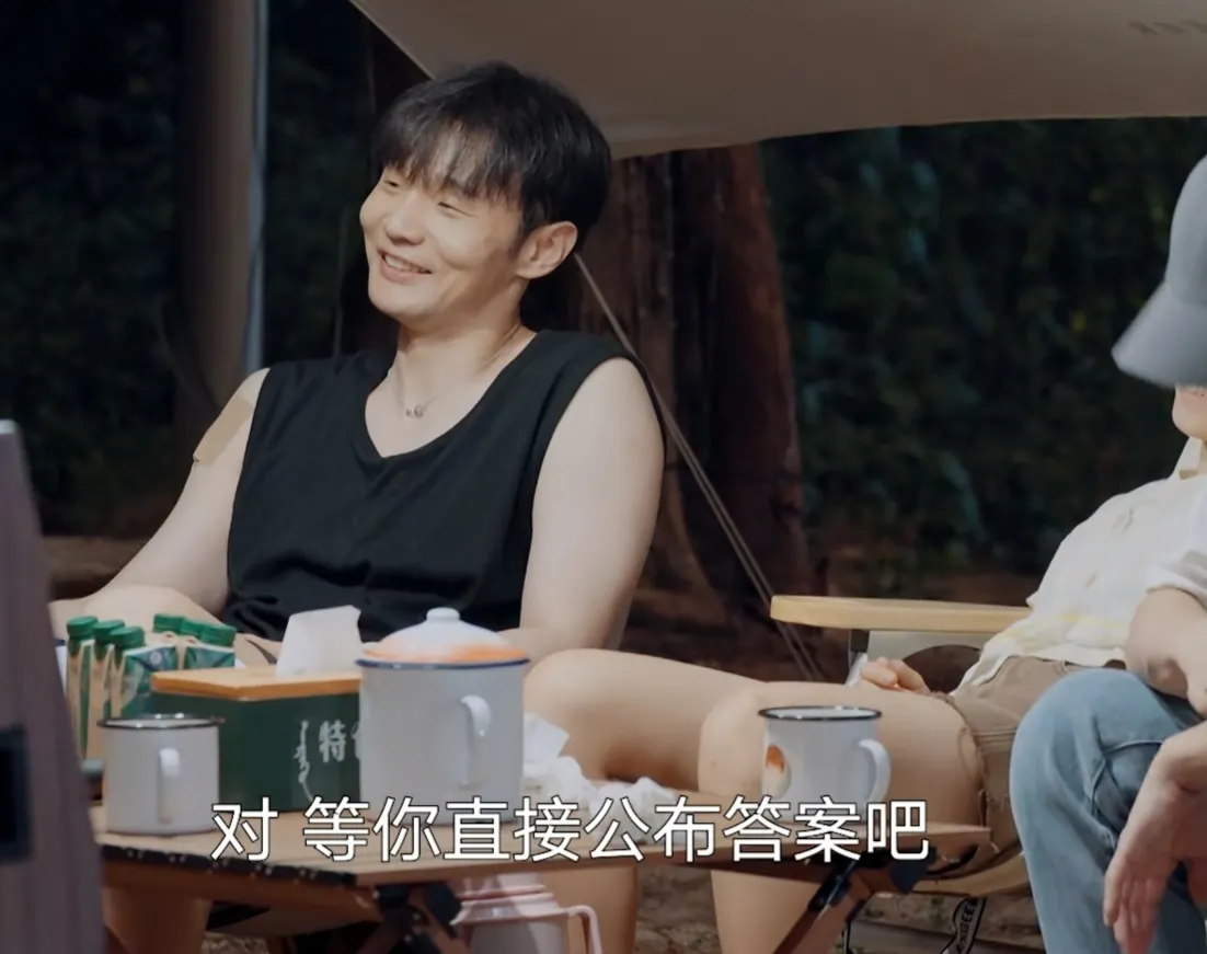 黄磊问李荣浩:你知道为什么门前大桥下游过一群鸭后面是24678吗?李荣浩:为什么?