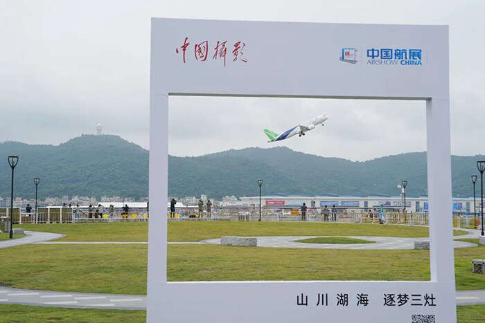 “天空有多遥远——中国航空航天摄影作品展”开幕