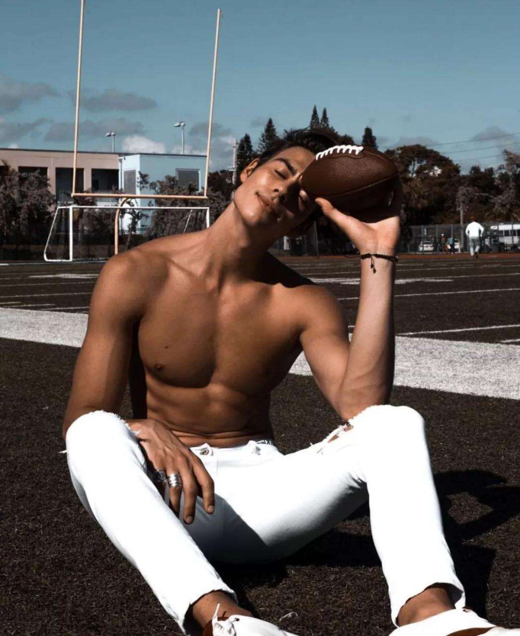 外表帅气的法国23岁男模兼旅行博主Corentin Huard