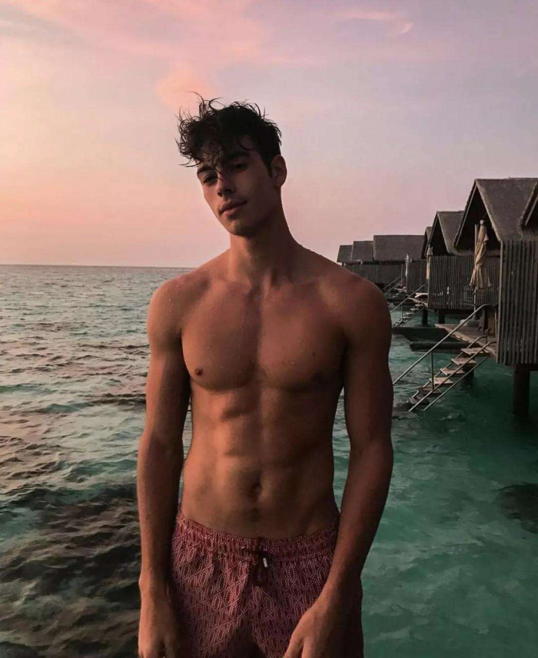 外表帅气的法国23岁男模兼旅行博主Corentin Huard