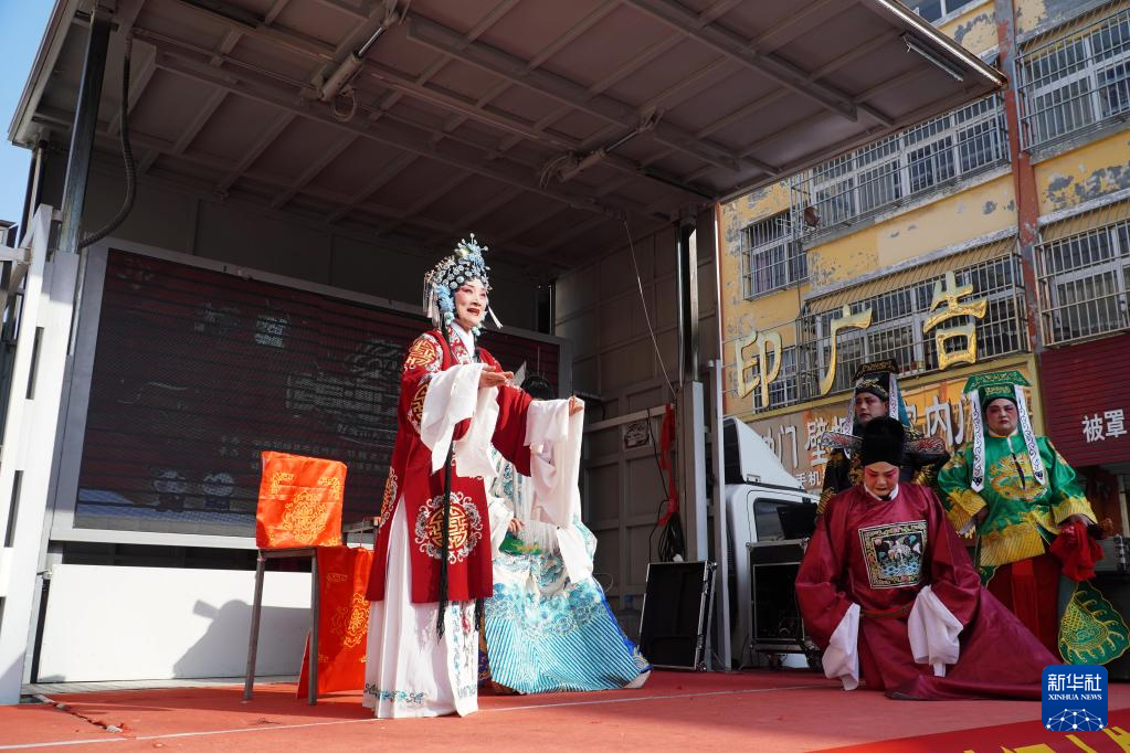 山东:寒冬时节送戏下乡