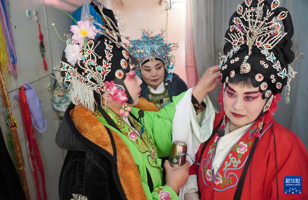 山东:寒冬时节送戏下乡