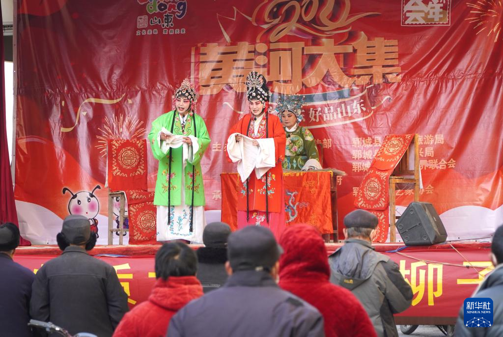 山东:寒冬时节送戏下乡