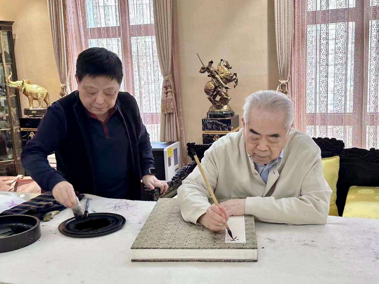 肖勇疫中创临《千字文》 范曾亲题“文渊”策勉