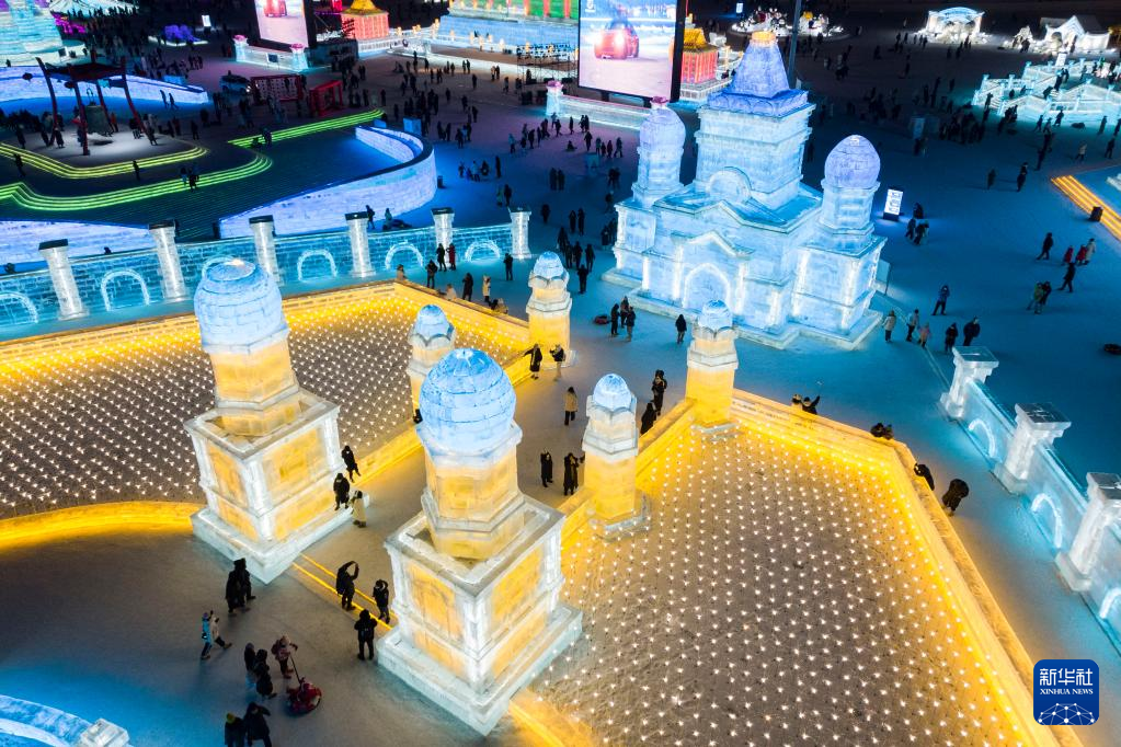 上合成员国经典建筑冰雪景观亮相中国“冰城”