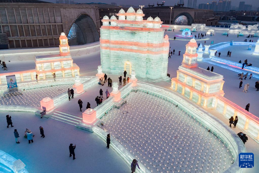 上合成员国经典建筑冰雪景观亮相中国“冰城”