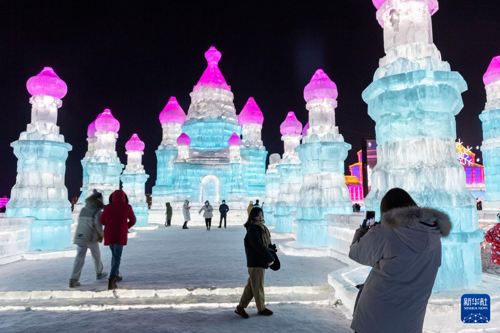 上合成员国经典建筑冰雪景观亮相中国“冰城”