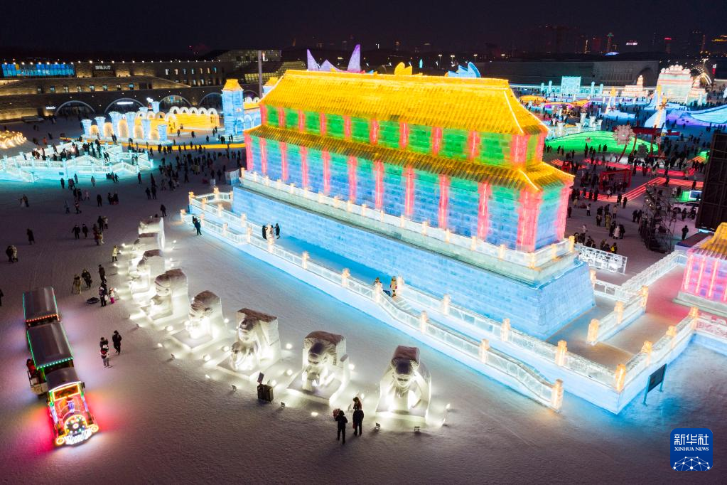 上合成员国经典建筑冰雪景观亮相中国“冰城”