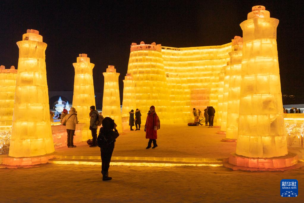 上合成员国经典建筑冰雪景观亮相中国“冰城”