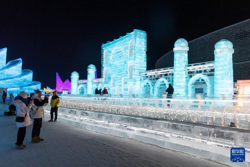上合成员国经典建筑冰雪景观亮相中国“冰城”