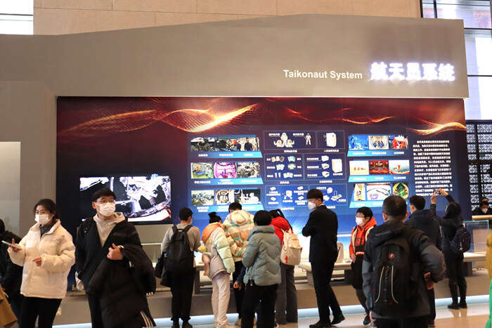 “逐梦寰宇问苍穹——中国载人航天工程三十年成就展”国博启幕